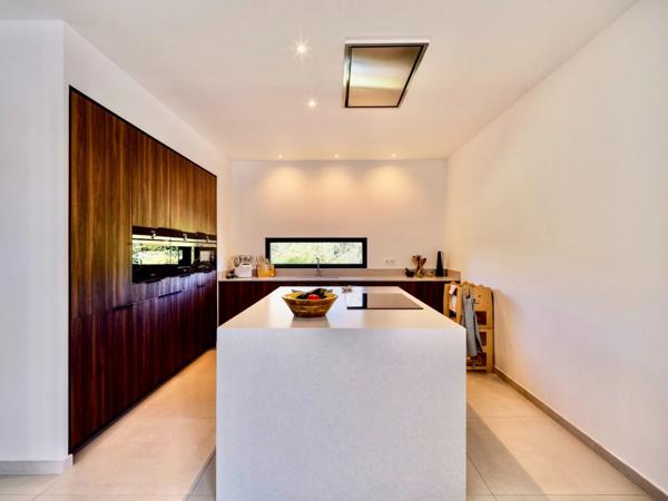 Maison contemporaine à vendre à L'ISLE SUR LA SORGUE (84), près de 170m2 4 chambres, jardin de près de 1250 m2 avec piscine