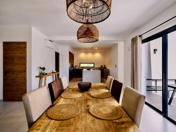 Maison contemporaine à vendre à L'ISLE SUR LA SORGUE (84), près de 170m2 4 chambres, jardin de près de 1250 m2 avec piscine