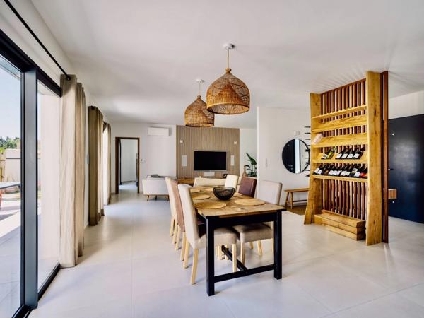 Maison contemporaine à vendre à L'ISLE SUR LA SORGUE (84), près de 170m2 4 chambres, jardin de près de 1250 m2 avec piscine