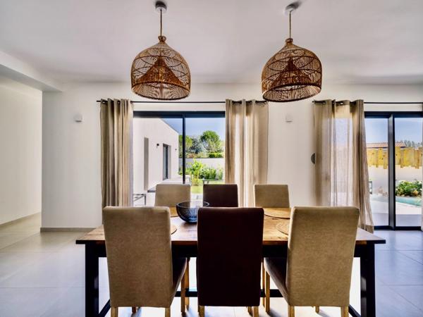 Maison contemporaine à vendre à L'ISLE SUR LA SORGUE (84), près de 170m2 4 chambres, jardin de près de 1250 m2 avec piscine