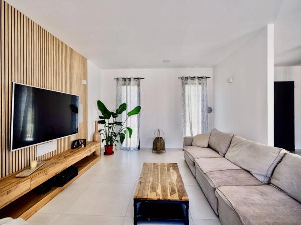 Maison contemporaine à vendre à L'ISLE SUR LA SORGUE (84), près de 170m2 4 chambres, jardin de près de 1250 m2 avec piscine