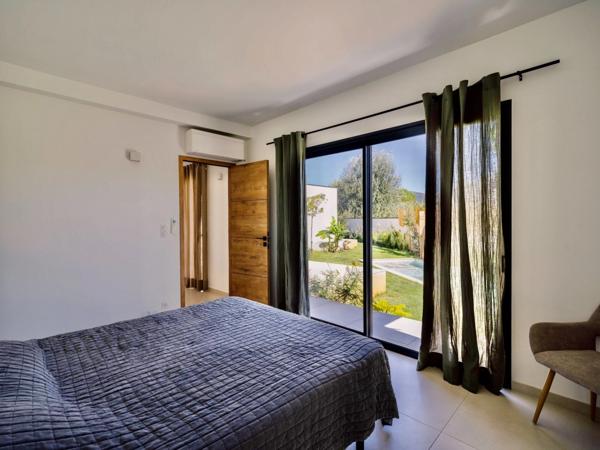 Maison contemporaine à vendre à L'ISLE SUR LA SORGUE (84), près de 170m2 4 chambres, jardin de près de 1250 m2 avec piscine