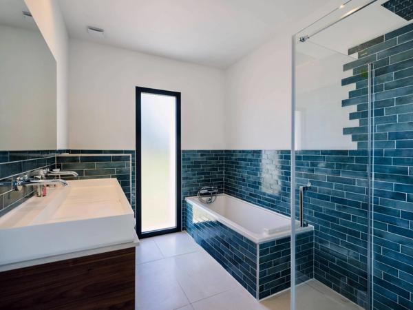 Maison contemporaine à vendre à L'ISLE SUR LA SORGUE (84), près de 170m2 4 chambres, jardin de près de 1250 m2 avec piscine