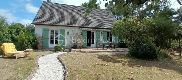 Coup de coeur assuré pour cette très agréable maison en lisière de bois, agrémentée d'une belle terrasse en tomettes, à deux pas du centre ville et de la gare, et de toutes les commodités. Vous serez séduits par le calme qui entoure cette maison, ainsi que par son jardin, telle une enclave dans le bourg de Mer. La pièce de vie offre 43 m² avec une tres belle cheminée. La cuisine, accueillante à souhait, invite déjà à des petits plats savoureux. Une suite parentale en rez de chaussée (chambre et salle de bain & douche) rend la maison très attractive. 3 chambres douillettes à l'étage et une salle d'eau avec wc permettent un espace distinct pour les enfants et les amis. Côté rangement, en sous-sol, on découvre une cave organisée avec rangements, une buanderie ultra pratique, une chaufferie-atelier, un grand garage, bref, tout pour bricoler et ranger chaque chose à sa place. Le jardin, quant à lui, vous accueille, tant sous les bois, qu'au soleil. Un carport peut servir également d'abris bois, selon vos priorités. Je vous laisse me contacter par téléphone au 06 73 33 04 75 pour échanger avec vous sur votre projet et ce délicieux lieu de vie. A bientôt, Blandine ALLOUIN