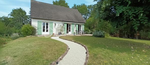 Coup de coeur assuré pour cette très agréable maison en lisière de bois, agrémentée d'une belle terrasse en tomettes, à deux pas du centre ville et de la gare, et de toutes les commodités. Vous serez séduits par le calme qui entoure cette maison, ainsi que par son jardin, telle une enclave dans le bourg de Mer. La pièce de vie offre 43 m² avec une tres belle cheminée. La cuisine, accueillante à souhait, invite déjà à des petits plats savoureux. Une suite parentale en rez de chaussée (chambre et salle de bain & douche) rend la maison très attractive. 3 chambres douillettes à l'étage et une salle d'eau avec wc permettent un espace distinct pour les enfants et les amis. Côté rangement, en sous-sol, on découvre une cave organisée avec rangements, une buanderie ultra pratique, une chaufferie-atelier, un grand garage, bref, tout pour bricoler et ranger chaque chose à sa place. Le jardin, quant à lui, vous accueille, tant sous les bois, qu'au soleil. Un carport peut servir également d'abris bois, selon vos priorités. Je vous laisse me contacter par téléphone au 06 73 33 04 75 pour échanger avec vous sur votre projet et ce délicieux lieu de vie. A bientôt, Blandine ALLOUIN