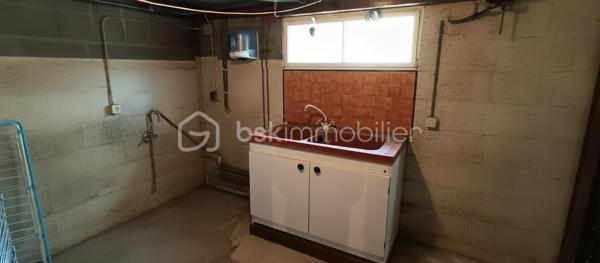 Coup de coeur assuré pour cette très agréable maison en lisière de bois, agrémentée d'une belle terrasse en tomettes, à deux pas du centre ville et de la gare, et de toutes les commodités. Vous serez séduits par le calme qui entoure cette maison, ainsi que par son jardin, telle une enclave dans le bourg de Mer. La pièce de vie offre 43 m² avec une tres belle cheminée. La cuisine, accueillante à souhait, invite déjà à des petits plats savoureux. Une suite parentale en rez de chaussée (chambre et salle de bain & douche) rend la maison très attractive. 3 chambres douillettes à l'étage et une salle d'eau avec wc permettent un espace distinct pour les enfants et les amis. Côté rangement, en sous-sol, on découvre une cave organisée avec rangements, une buanderie ultra pratique, une chaufferie-atelier, un grand garage, bref, tout pour bricoler et ranger chaque chose à sa place. Le jardin, quant à lui, vous accueille, tant sous les bois, qu'au soleil. Un carport peut servir également d'abris bois, selon vos priorités. Je vous laisse me contacter par téléphone au 06 73 33 04 75 pour échanger avec vous sur votre projet et ce délicieux lieu de vie. A bientôt, Blandine ALLOUIN