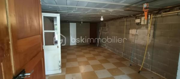 Coup de coeur assuré pour cette très agréable maison en lisière de bois, agrémentée d'une belle terrasse en tomettes, à deux pas du centre ville et de la gare, et de toutes les commodités. Vous serez séduits par le calme qui entoure cette maison, ainsi que par son jardin, telle une enclave dans le bourg de Mer. La pièce de vie offre 43 m² avec une tres belle cheminée. La cuisine, accueillante à souhait, invite déjà à des petits plats savoureux. Une suite parentale en rez de chaussée (chambre et salle de bain & douche) rend la maison très attractive. 3 chambres douillettes à l'étage et une salle d'eau avec wc permettent un espace distinct pour les enfants et les amis. Côté rangement, en sous-sol, on découvre une cave organisée avec rangements, une buanderie ultra pratique, une chaufferie-atelier, un grand garage, bref, tout pour bricoler et ranger chaque chose à sa place. Le jardin, quant à lui, vous accueille, tant sous les bois, qu'au soleil. Un carport peut servir également d'abris bois, selon vos priorités. Je vous laisse me contacter par téléphone au 06 73 33 04 75 pour échanger avec vous sur votre projet et ce délicieux lieu de vie. A bientôt, Blandine ALLOUIN