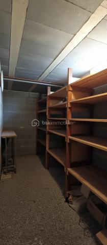 Coup de coeur assuré pour cette très agréable maison en lisière de bois, agrémentée d'une belle terrasse en tomettes, à deux pas du centre ville et de la gare, et de toutes les commodités. Vous serez séduits par le calme qui entoure cette maison, ainsi que par son jardin, telle une enclave dans le bourg de Mer. La pièce de vie offre 43 m² avec une tres belle cheminée. La cuisine, accueillante à souhait, invite déjà à des petits plats savoureux. Une suite parentale en rez de chaussée (chambre et salle de bain & douche) rend la maison très attractive. 3 chambres douillettes à l'étage et une salle d'eau avec wc permettent un espace distinct pour les enfants et les amis. Côté rangement, en sous-sol, on découvre une cave organisée avec rangements, une buanderie ultra pratique, une chaufferie-atelier, un grand garage, bref, tout pour bricoler et ranger chaque chose à sa place. Le jardin, quant à lui, vous accueille, tant sous les bois, qu'au soleil. Un carport peut servir également d'abris bois, selon vos priorités. Je vous laisse me contacter par téléphone au 06 73 33 04 75 pour échanger avec vous sur votre projet et ce délicieux lieu de vie. A bientôt, Blandine ALLOUIN
