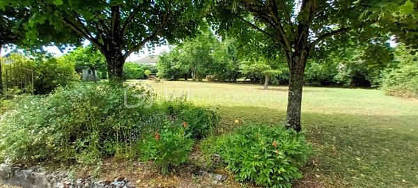 Coup de coeur assuré pour cette très agréable maison en lisière de bois, agrémentée d'une belle terrasse en tomettes, à deux pas du centre ville et de la gare, et de toutes les commodités. Vous serez séduits par le calme qui entoure cette maison, ainsi que par son jardin, telle une enclave dans le bourg de Mer. La pièce de vie offre 43 m² avec une tres belle cheminée. La cuisine, accueillante à souhait, invite déjà à des petits plats savoureux. Une suite parentale en rez de chaussée (chambre et salle de bain & douche) rend la maison très attractive. 3 chambres douillettes à l'étage et une salle d'eau avec wc permettent un espace distinct pour les enfants et les amis. Côté rangement, en sous-sol, on découvre une cave organisée avec rangements, une buanderie ultra pratique, une chaufferie-atelier, un grand garage, bref, tout pour bricoler et ranger chaque chose à sa place. Le jardin, quant à lui, vous accueille, tant sous les bois, qu'au soleil. Un carport peut servir également d'abris bois, selon vos priorités. Je vous laisse me contacter par téléphone au 06 73 33 04 75 pour échanger avec vous sur votre projet et ce délicieux lieu de vie. A bientôt, Blandine ALLOUIN