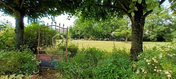 Coup de coeur assuré pour cette très agréable maison en lisière de bois, agrémentée d'une belle terrasse en tomettes, à deux pas du centre ville et de la gare, et de toutes les commodités. Vous serez séduits par le calme qui entoure cette maison, ainsi que par son jardin, telle une enclave dans le bourg de Mer. La pièce de vie offre 43 m² avec une tres belle cheminée. La cuisine, accueillante à souhait, invite déjà à des petits plats savoureux. Une suite parentale en rez de chaussée (chambre et salle de bain & douche) rend la maison très attractive. 3 chambres douillettes à l'étage et une salle d'eau avec wc permettent un espace distinct pour les enfants et les amis. Côté rangement, en sous-sol, on découvre une cave organisée avec rangements, une buanderie ultra pratique, une chaufferie-atelier, un grand garage, bref, tout pour bricoler et ranger chaque chose à sa place. Le jardin, quant à lui, vous accueille, tant sous les bois, qu'au soleil. Un carport peut servir également d'abris bois, selon vos priorités. Je vous laisse me contacter par téléphone au 06 73 33 04 75 pour échanger avec vous sur votre projet et ce délicieux lieu de vie. A bientôt, Blandine ALLOUIN