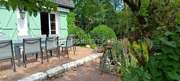 Coup de coeur assuré pour cette très agréable maison en lisière de bois, agrémentée d'une belle terrasse en tomettes, à deux pas du centre ville et de la gare, et de toutes les commodités. Vous serez séduits par le calme qui entoure cette maison, ainsi que par son jardin, telle une enclave dans le bourg de Mer. La pièce de vie offre 43 m² avec une tres belle cheminée. La cuisine, accueillante à souhait, invite déjà à des petits plats savoureux. Une suite parentale en rez de chaussée (chambre et salle de bain & douche) rend la maison très attractive. 3 chambres douillettes à l'étage et une salle d'eau avec wc permettent un espace distinct pour les enfants et les amis. Côté rangement, en sous-sol, on découvre une cave organisée avec rangements, une buanderie ultra pratique, une chaufferie-atelier, un grand garage, bref, tout pour bricoler et ranger chaque chose à sa place. Le jardin, quant à lui, vous accueille, tant sous les bois, qu'au soleil. Un carport peut servir également d'abris bois, selon vos priorités. Je vous laisse me contacter par téléphone au 06 73 33 04 75 pour échanger avec vous sur votre projet et ce délicieux lieu de vie. A bientôt, Blandine ALLOUIN