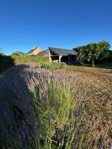 Coup de coeur assuré pour cette très agréable maison avec espace boisé, jardin d'agrément et belle terrasse en tomettes, à quelques minutes en vélo ou à pieds de la gare et du centre de Mer, et de toutes les commodités. Vous serez séduits par le calme qui entoure cette maison, ainsi que par son jardin, telle une enclave dans le bourg de Mer. La pièce de vie offre 43 m² avec une très belle cheminée. La cuisine, accueillante à souhait, invite déjà à des petits plats savoureux. Une suite parentale en rez de chaussée (chambre et salle de bain & douche) rend la maison très attractive. 3 chambres douillettes à l'étage et une salle d'eau avec WC permettent un espace distinct pour les enfants et les amis. Côté rangement, en sous-sol, on découvre une cave organisée avec rangements, une buanderie ultra pratique, une chaufferie-atelier, un large garage, bref, tout pour bricoler et ranger chaque chose à sa place. Un carport peut servir également d'abri bois, selon vos priorités. Confort : Double vitrage, chauffage au gaz de ville, tout à l'égout raccordé, fibre raccordée. Le jardin d'agrément est constructible. Je vous laisse me contacter par téléphone au 673330475 pour échanger avec vous sur votre projet et ce délicieux lieu de vie. A bientôt, Blandine ALLOUIN BSK IMMOBILIER. ballouin@bskimmobilier.com