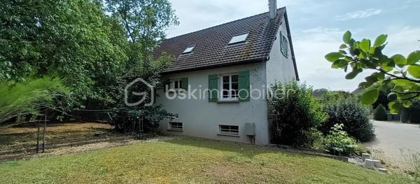 Coup de coeur assuré pour cette très agréable maison en lisière de bois, agrémentée d'une belle terrasse en tomettes, à deux pas du centre ville et de la gare, et de toutes les commodités. Vous serez séduits par le calme qui entoure cette maison, ainsi que par son jardin, telle une enclave dans le bourg de Mer. La pièce de vie offre 43 m² avec une tres belle cheminée. La cuisine, accueillante à souhait, invite déjà à des petits plats savoureux. Une suite parentale en rez de chaussée (chambre et salle de bain & douche) rend la maison très attractive. 3 chambres douillettes à l'étage et une salle d'eau avec wc permettent un espace distinct pour les enfants et les amis. Côté rangement, en sous-sol, on découvre une cave organisée avec rangements, une buanderie ultra pratique, une chaufferie-atelier, un grand garage, bref, tout pour bricoler et ranger chaque chose à sa place. Le jardin, quant à lui, vous accueille, tant sous les bois, qu'au soleil. Un carport peut servir également d'abris bois, selon vos priorités. Je vous laisse me contacter par téléphone au 06 73 33 04 75 pour échanger avec vous sur votre projet et ce délicieux lieu de vie. A bientôt, Blandine ALLOUIN