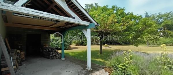Coup de coeur assuré pour cette très agréable maison en lisière de bois, agrémentée d'une belle terrasse en tomettes, à deux pas du centre ville et de la gare, et de toutes les commodités. Vous serez séduits par le calme qui entoure cette maison, ainsi que par son jardin, telle une enclave dans le bourg de Mer. La pièce de vie offre 43 m² avec une tres belle cheminée. La cuisine, accueillante à souhait, invite déjà à des petits plats savoureux. Une suite parentale en rez de chaussée (chambre et salle de bain & douche) rend la maison très attractive. 3 chambres douillettes à l'étage et une salle d'eau avec wc permettent un espace distinct pour les enfants et les amis. Côté rangement, en sous-sol, on découvre une cave organisée avec rangements, une buanderie ultra pratique, une chaufferie-atelier, un grand garage, bref, tout pour bricoler et ranger chaque chose à sa place. Le jardin, quant à lui, vous accueille, tant sous les bois, qu'au soleil. Un carport peut servir également d'abris bois, selon vos priorités. Je vous laisse me contacter par téléphone au 06 73 33 04 75 pour échanger avec vous sur votre projet et ce délicieux lieu de vie. A bientôt, Blandine ALLOUIN