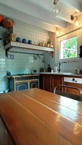 Coup de coeur assuré pour cette très agréable maison en lisière de bois, agrémentée d'une belle terrasse en tomettes, à deux pas du centre ville et de la gare, et de toutes les commodités. Vous serez séduits par le calme qui entoure cette maison, ainsi que par son jardin, telle une enclave dans le bourg de Mer. La pièce de vie offre 43 m² avec une tres belle cheminée. La cuisine, accueillante à souhait, invite déjà à des petits plats savoureux. Une suite parentale en rez de chaussée (chambre et salle de bain & douche) rend la maison très attractive. 3 chambres douillettes à l'étage et une salle d'eau avec wc permettent un espace distinct pour les enfants et les amis. Côté rangement, en sous-sol, on découvre une cave organisée avec rangements, une buanderie ultra pratique, une chaufferie-atelier, un grand garage, bref, tout pour bricoler et ranger chaque chose à sa place. Le jardin, quant à lui, vous accueille, tant sous les bois, qu'au soleil. Un carport peut servir également d'abris bois, selon vos priorités. Je vous laisse me contacter par téléphone au 06 73 33 04 75 pour échanger avec vous sur votre projet et ce délicieux lieu de vie. A bientôt, Blandine ALLOUIN