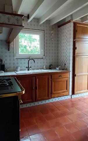 Coup de coeur assuré pour cette très agréable maison en lisière de bois, agrémentée d'une belle terrasse en tomettes, à deux pas du centre ville et de la gare, et de toutes les commodités. Vous serez séduits par le calme qui entoure cette maison, ainsi que par son jardin, telle une enclave dans le bourg de Mer. La pièce de vie offre 43 m² avec une tres belle cheminée. La cuisine, accueillante à souhait, invite déjà à des petits plats savoureux. Une suite parentale en rez de chaussée (chambre et salle de bain & douche) rend la maison très attractive. 3 chambres douillettes à l'étage et une salle d'eau avec wc permettent un espace distinct pour les enfants et les amis. Côté rangement, en sous-sol, on découvre une cave organisée avec rangements, une buanderie ultra pratique, une chaufferie-atelier, un grand garage, bref, tout pour bricoler et ranger chaque chose à sa place. Le jardin, quant à lui, vous accueille, tant sous les bois, qu'au soleil. Un carport peut servir également d'abris bois, selon vos priorités. Je vous laisse me contacter par téléphone au 06 73 33 04 75 pour échanger avec vous sur votre projet et ce délicieux lieu de vie. A bientôt, Blandine ALLOUIN