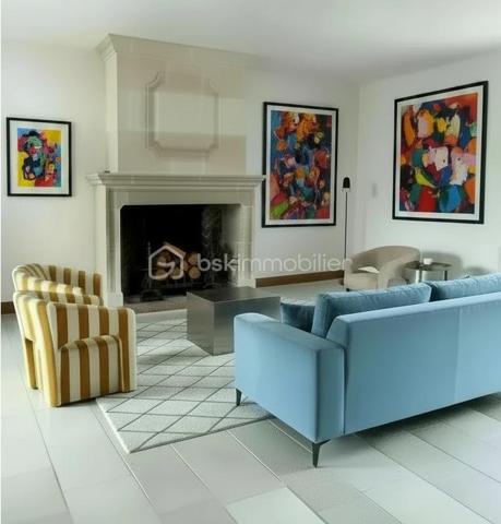 Coup de coeur assuré pour cette très agréable maison en lisière de bois, agrémentée d'une belle terrasse en tomettes, à deux pas du centre ville et de la gare, et de toutes les commodités. Vous serez séduits par le calme qui entoure cette maison, ainsi que par son jardin, telle une enclave dans le bourg de Mer. La pièce de vie offre 43 m² avec une tres belle cheminée. La cuisine, accueillante à souhait, invite déjà à des petits plats savoureux. Une suite parentale en rez de chaussée (chambre et salle de bain & douche) rend la maison très attractive. 3 chambres douillettes à l'étage et une salle d'eau avec wc permettent un espace distinct pour les enfants et les amis. Côté rangement, en sous-sol, on découvre une cave organisée avec rangements, une buanderie ultra pratique, une chaufferie-atelier, un grand garage, bref, tout pour bricoler et ranger chaque chose à sa place. Le jardin, quant à lui, vous accueille, tant sous les bois, qu'au soleil. Un carport peut servir également d'abris bois, selon vos priorités. Je vous laisse me contacter par téléphone au 06 73 33 04 75 pour échanger avec vous sur votre projet et ce délicieux lieu de vie. A bientôt, Blandine ALLOUIN