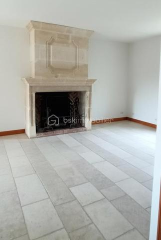 Coup de coeur assuré pour cette très agréable maison en lisière de bois, agrémentée d'une belle terrasse en tomettes, à deux pas du centre ville et de la gare, et de toutes les commodités. Vous serez séduits par le calme qui entoure cette maison, ainsi que par son jardin, telle une enclave dans le bourg de Mer. La pièce de vie offre 43 m² avec une tres belle cheminée. La cuisine, accueillante à souhait, invite déjà à des petits plats savoureux. Une suite parentale en rez de chaussée (chambre et salle de bain & douche) rend la maison très attractive. 3 chambres douillettes à l'étage et une salle d'eau avec wc permettent un espace distinct pour les enfants et les amis. Côté rangement, en sous-sol, on découvre une cave organisée avec rangements, une buanderie ultra pratique, une chaufferie-atelier, un grand garage, bref, tout pour bricoler et ranger chaque chose à sa place. Le jardin, quant à lui, vous accueille, tant sous les bois, qu'au soleil. Un carport peut servir également d'abris bois, selon vos priorités. Je vous laisse me contacter par téléphone au 06 73 33 04 75 pour échanger avec vous sur votre projet et ce délicieux lieu de vie. A bientôt, Blandine ALLOUIN