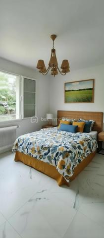 Coup de coeur assuré pour cette très agréable maison en lisière de bois, agrémentée d'une belle terrasse en tomettes, à deux pas du centre ville et de la gare, et de toutes les commodités. Vous serez séduits par le calme qui entoure cette maison, ainsi que par son jardin, telle une enclave dans le bourg de Mer. La pièce de vie offre 43 m² avec une tres belle cheminée. La cuisine, accueillante à souhait, invite déjà à des petits plats savoureux. Une suite parentale en rez de chaussée (chambre et salle de bain & douche) rend la maison très attractive. 3 chambres douillettes à l'étage et une salle d'eau avec wc permettent un espace distinct pour les enfants et les amis. Côté rangement, en sous-sol, on découvre une cave organisée avec rangements, une buanderie ultra pratique, une chaufferie-atelier, un grand garage, bref, tout pour bricoler et ranger chaque chose à sa place. Le jardin, quant à lui, vous accueille, tant sous les bois, qu'au soleil. Un carport peut servir également d'abris bois, selon vos priorités. Je vous laisse me contacter par téléphone au 06 73 33 04 75 pour échanger avec vous sur votre projet et ce délicieux lieu de vie. A bientôt, Blandine ALLOUIN