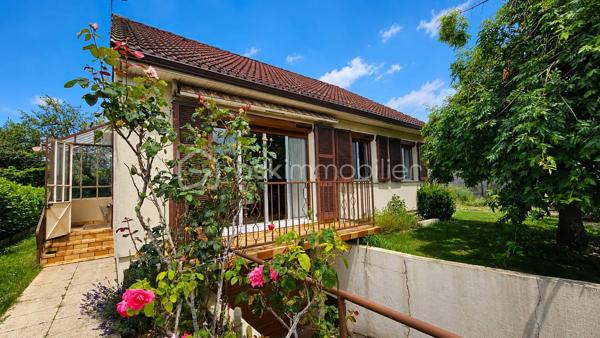 Située dans un environnement calme et à proximité des comodités, découvrez cette maison de plain pied élevée sur sous-so total.
Elle comprend : une entréee, une cuisine, un séjour donnant sur un balcon, deux chambres, une salle d'eau et un wc.
Sous-sol total comprenant : garage, cave, rangement et buanderie.