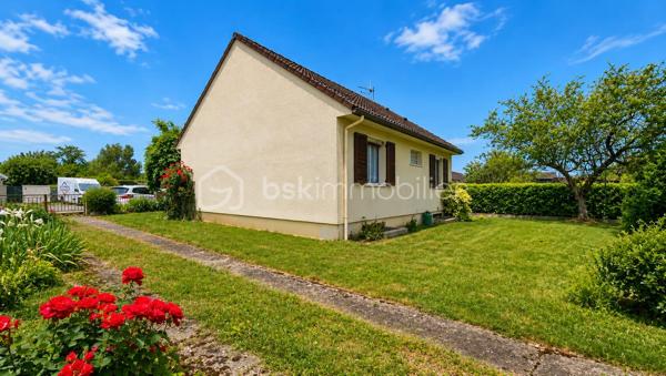 Située dans un environnement calme et à proximité des comodités, découvrez cette maison de plain pied élevée sur sous-so total.
Elle comprend : une entréee, une cuisine, un séjour donnant sur un balcon, deux chambres, une salle d'eau et un wc.
Sous-sol total comprenant : garage, cave, rangement et buanderie.