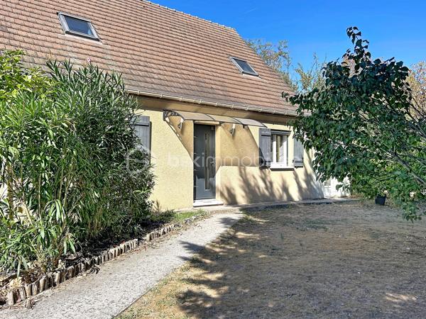 Nichée au fond d’une impasse, dans un environnement particulièrement calme et préservé, cette agréable maison familiale d’environ 112 m² habitables vous séduira par sa luminosité, ses beaux volumes et son grand terrain entièrement clos, sans vis-à-vis.

Le rez-de-chaussée offre un vaste séjour lumineux de plus de 30 m², idéal pour recevoir famille et amis, ainsi qu’une cuisine indépendante, aménagée et équipée. Vous y trouverez également une chambre, une salle de bains et des toilettes séparées, permettant une véritable vie de plain-pied.

À l’étage, l’espace nuit se compose de trois chambres supplémentaires et d’un bureau. Celui-ci pourrait facilement accueillir une seconde salle de bains avec toilettes, toutes les canalisations nécessaires étant déjà présentes.

La maison bénéficie d’un excellent diagnostic de performance énergétique ainsi que d’un poêle à granulés apportant chaleur et confort supplémentaires.

À l’extérieur, une grande allée sécurisée par un portail permet de stationner facilement jusqu’à six véhicules, un véritable atout pour une famille ou pour recevoir des invités. Le vaste jardin clos et à l’abri des regards offre un agréable espace de détente pour profiter pleinement des beaux jours.

Une maison familiale chaleureuse et très agréable à vivre, réunissant espace, tranquillité et proximité des commerces, des écoles et des gares.

Un cadre de vie privilégié, au calme absolu, à découvrir sans tarder !

.