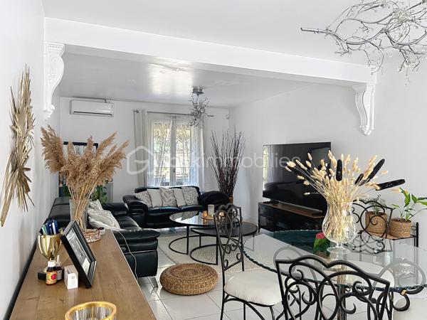 Nichée au fond d’une impasse, dans un environnement particulièrement calme et préservé, cette agréable maison familiale d’environ 112 m² habitables vous séduira par sa luminosité, ses beaux volumes et son grand terrain entièrement clos, sans vis-à-vis.

Le rez-de-chaussée offre un vaste séjour lumineux de plus de 30 m², idéal pour recevoir famille et amis, ainsi qu’une cuisine indépendante, aménagée et équipée. Vous y trouverez également une chambre, une salle de bains et des toilettes séparées, permettant une véritable vie de plain-pied.

À l’étage, l’espace nuit se compose de trois chambres supplémentaires et d’un bureau. Celui-ci pourrait facilement accueillir une seconde salle de bains avec toilettes, toutes les canalisations nécessaires étant déjà présentes.

La maison bénéficie d’un excellent diagnostic de performance énergétique ainsi que d’un poêle à granulés apportant chaleur et confort supplémentaires.

À l’extérieur, une grande allée sécurisée par un portail permet de stationner facilement jusqu’à six véhicules, un véritable atout pour une famille ou pour recevoir des invités. Le vaste jardin clos et à l’abri des regards offre un agréable espace de détente pour profiter pleinement des beaux jours.

Une maison familiale chaleureuse et très agréable à vivre, réunissant espace, tranquillité et proximité des commerces, des écoles et des gares.

Un cadre de vie privilégié, au calme absolu, à découvrir sans tarder !

.