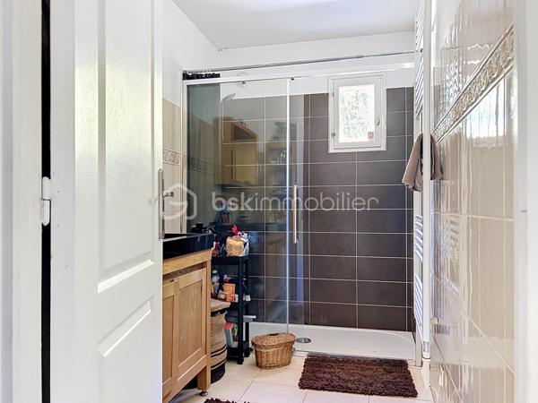 Nichée au fond d’une impasse, dans un environnement particulièrement calme et préservé, cette agréable maison familiale d’environ 112 m² habitables vous séduira par sa luminosité, ses beaux volumes et son grand terrain entièrement clos, sans vis-à-vis.

Le rez-de-chaussée offre un vaste séjour lumineux de plus de 30 m², idéal pour recevoir famille et amis, ainsi qu’une cuisine indépendante, aménagée et équipée. Vous y trouverez également une chambre, une salle de bains et des toilettes séparées, permettant une véritable vie de plain-pied.

À l’étage, l’espace nuit se compose de trois chambres supplémentaires et d’un bureau. Celui-ci pourrait facilement accueillir une seconde salle de bains avec toilettes, toutes les canalisations nécessaires étant déjà présentes.

La maison bénéficie d’un excellent diagnostic de performance énergétique ainsi que d’un poêle à granulés apportant chaleur et confort supplémentaires.

À l’extérieur, une grande allée sécurisée par un portail permet de stationner facilement jusqu’à six véhicules, un véritable atout pour une famille ou pour recevoir des invités. Le vaste jardin clos et à l’abri des regards offre un agréable espace de détente pour profiter pleinement des beaux jours.

Une maison familiale chaleureuse et très agréable à vivre, réunissant espace, tranquillité et proximité des commerces, des écoles et des gares.

Un cadre de vie privilégié, au calme absolu, à découvrir sans tarder !

.