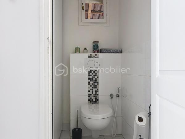 Nichée au fond d’une impasse, dans un environnement particulièrement calme et préservé, cette agréable maison familiale d’environ 112 m² habitables vous séduira par sa luminosité, ses beaux volumes et son grand terrain entièrement clos, sans vis-à-vis.

Le rez-de-chaussée offre un vaste séjour lumineux de plus de 30 m², idéal pour recevoir famille et amis, ainsi qu’une cuisine indépendante, aménagée et équipée. Vous y trouverez également une chambre, une salle de bains et des toilettes séparées, permettant une véritable vie de plain-pied.

À l’étage, l’espace nuit se compose de trois chambres supplémentaires et d’un bureau. Celui-ci pourrait facilement accueillir une seconde salle de bains avec toilettes, toutes les canalisations nécessaires étant déjà présentes.

La maison bénéficie d’un excellent diagnostic de performance énergétique ainsi que d’un poêle à granulés apportant chaleur et confort supplémentaires.

À l’extérieur, une grande allée sécurisée par un portail permet de stationner facilement jusqu’à six véhicules, un véritable atout pour une famille ou pour recevoir des invités. Le vaste jardin clos et à l’abri des regards offre un agréable espace de détente pour profiter pleinement des beaux jours.

Une maison familiale chaleureuse et très agréable à vivre, réunissant espace, tranquillité et proximité des commerces, des écoles et des gares.

Un cadre de vie privilégié, au calme absolu, à découvrir sans tarder !

.