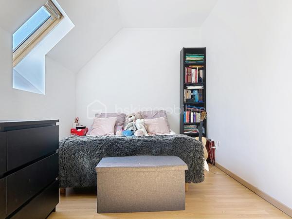 Nichée au fond d’une impasse, dans un environnement particulièrement calme et préservé, cette agréable maison familiale d’environ 112 m² habitables vous séduira par sa luminosité, ses beaux volumes et son grand terrain entièrement clos, sans vis-à-vis.

Le rez-de-chaussée offre un vaste séjour lumineux de plus de 30 m², idéal pour recevoir famille et amis, ainsi qu’une cuisine indépendante, aménagée et équipée. Vous y trouverez également une chambre, une salle de bains et des toilettes séparées, permettant une véritable vie de plain-pied.

À l’étage, l’espace nuit se compose de trois chambres supplémentaires et d’un bureau. Celui-ci pourrait facilement accueillir une seconde salle de bains avec toilettes, toutes les canalisations nécessaires étant déjà présentes.

La maison bénéficie d’un excellent diagnostic de performance énergétique ainsi que d’un poêle à granulés apportant chaleur et confort supplémentaires.

À l’extérieur, une grande allée sécurisée par un portail permet de stationner facilement jusqu’à six véhicules, un véritable atout pour une famille ou pour recevoir des invités. Le vaste jardin clos et à l’abri des regards offre un agréable espace de détente pour profiter pleinement des beaux jours.

Une maison familiale chaleureuse et très agréable à vivre, réunissant espace, tranquillité et proximité des commerces, des écoles et des gares.

Un cadre de vie privilégié, au calme absolu, à découvrir sans tarder !

.