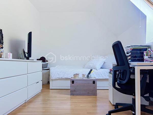 Nichée au fond d’une impasse, dans un environnement particulièrement calme et préservé, cette agréable maison familiale d’environ 112 m² habitables vous séduira par sa luminosité, ses beaux volumes et son grand terrain entièrement clos, sans vis-à-vis.

Le rez-de-chaussée offre un vaste séjour lumineux de plus de 30 m², idéal pour recevoir famille et amis, ainsi qu’une cuisine indépendante, aménagée et équipée. Vous y trouverez également une chambre, une salle de bains et des toilettes séparées, permettant une véritable vie de plain-pied.

À l’étage, l’espace nuit se compose de trois chambres supplémentaires et d’un bureau. Celui-ci pourrait facilement accueillir une seconde salle de bains avec toilettes, toutes les canalisations nécessaires étant déjà présentes.

La maison bénéficie d’un excellent diagnostic de performance énergétique ainsi que d’un poêle à granulés apportant chaleur et confort supplémentaires.

À l’extérieur, une grande allée sécurisée par un portail permet de stationner facilement jusqu’à six véhicules, un véritable atout pour une famille ou pour recevoir des invités. Le vaste jardin clos et à l’abri des regards offre un agréable espace de détente pour profiter pleinement des beaux jours.

Une maison familiale chaleureuse et très agréable à vivre, réunissant espace, tranquillité et proximité des commerces, des écoles et des gares.

Un cadre de vie privilégié, au calme absolu, à découvrir sans tarder !

.