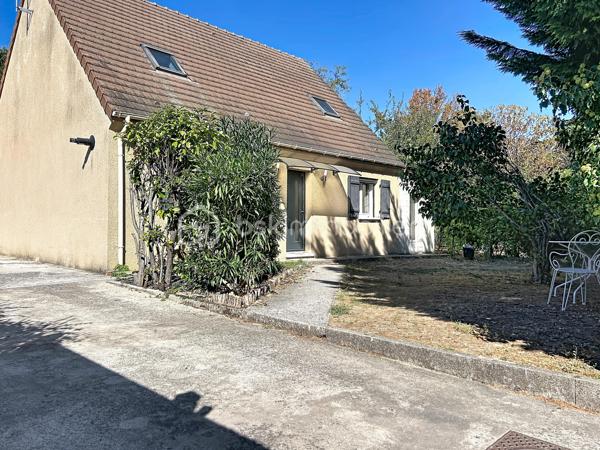 Nichée au fond d’une impasse, dans un environnement particulièrement calme et préservé, cette agréable maison familiale d’environ 112 m² habitables vous séduira par sa luminosité, ses beaux volumes et son grand terrain entièrement clos, sans vis-à-vis.

Le rez-de-chaussée offre un vaste séjour lumineux de plus de 30 m², idéal pour recevoir famille et amis, ainsi qu’une cuisine indépendante, aménagée et équipée. Vous y trouverez également une chambre, une salle de bains et des toilettes séparées, permettant une véritable vie de plain-pied.

À l’étage, l’espace nuit se compose de trois chambres supplémentaires et d’un bureau. Celui-ci pourrait facilement accueillir une seconde salle de bains avec toilettes, toutes les canalisations nécessaires étant déjà présentes.

La maison bénéficie d’un excellent diagnostic de performance énergétique ainsi que d’un poêle à granulés apportant chaleur et confort supplémentaires.

À l’extérieur, une grande allée sécurisée par un portail permet de stationner facilement jusqu’à six véhicules, un véritable atout pour une famille ou pour recevoir des invités. Le vaste jardin clos et à l’abri des regards offre un agréable espace de détente pour profiter pleinement des beaux jours.

Une maison familiale chaleureuse et très agréable à vivre, réunissant espace, tranquillité et proximité des commerces, des écoles et des gares.

Un cadre de vie privilégié, au calme absolu, à découvrir sans tarder !

.