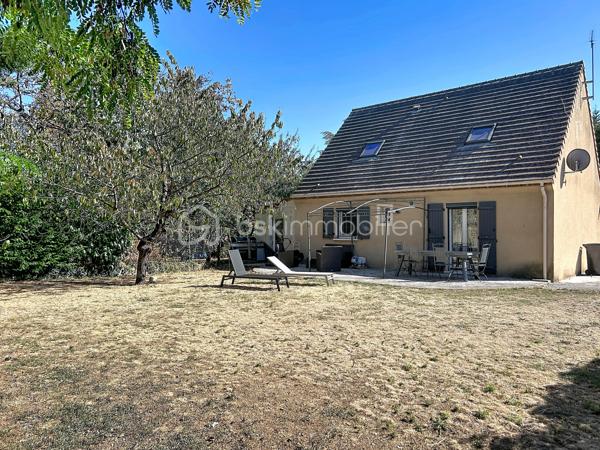 Nichée au fond d’une impasse, dans un environnement particulièrement calme et préservé, cette agréable maison familiale d’environ 112 m² habitables vous séduira par sa luminosité, ses beaux volumes et son grand terrain entièrement clos, sans vis-à-vis.

Le rez-de-chaussée offre un vaste séjour lumineux de plus de 30 m², idéal pour recevoir famille et amis, ainsi qu’une cuisine indépendante, aménagée et équipée. Vous y trouverez également une chambre, une salle de bains et des toilettes séparées, permettant une véritable vie de plain-pied.

À l’étage, l’espace nuit se compose de trois chambres supplémentaires et d’un bureau. Celui-ci pourrait facilement accueillir une seconde salle de bains avec toilettes, toutes les canalisations nécessaires étant déjà présentes.

La maison bénéficie d’un excellent diagnostic de performance énergétique ainsi que d’un poêle à granulés apportant chaleur et confort supplémentaires.

À l’extérieur, une grande allée sécurisée par un portail permet de stationner facilement jusqu’à six véhicules, un véritable atout pour une famille ou pour recevoir des invités. Le vaste jardin clos et à l’abri des regards offre un agréable espace de détente pour profiter pleinement des beaux jours.

Une maison familiale chaleureuse et très agréable à vivre, réunissant espace, tranquillité et proximité des commerces, des écoles et des gares.

Un cadre de vie privilégié, au calme absolu, à découvrir sans tarder !

.