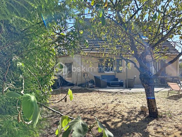 Nichée au fond d’une impasse, dans un environnement particulièrement calme et préservé, cette agréable maison familiale d’environ 112 m² habitables vous séduira par sa luminosité, ses beaux volumes et son grand terrain entièrement clos, sans vis-à-vis.

Le rez-de-chaussée offre un vaste séjour lumineux de plus de 30 m², idéal pour recevoir famille et amis, ainsi qu’une cuisine indépendante, aménagée et équipée. Vous y trouverez également une chambre, une salle de bains et des toilettes séparées, permettant une véritable vie de plain-pied.

À l’étage, l’espace nuit se compose de trois chambres supplémentaires et d’un bureau. Celui-ci pourrait facilement accueillir une seconde salle de bains avec toilettes, toutes les canalisations nécessaires étant déjà présentes.

La maison bénéficie d’un excellent diagnostic de performance énergétique ainsi que d’un poêle à granulés apportant chaleur et confort supplémentaires.

À l’extérieur, une grande allée sécurisée par un portail permet de stationner facilement jusqu’à six véhicules, un véritable atout pour une famille ou pour recevoir des invités. Le vaste jardin clos et à l’abri des regards offre un agréable espace de détente pour profiter pleinement des beaux jours.

Une maison familiale chaleureuse et très agréable à vivre, réunissant espace, tranquillité et proximité des commerces, des écoles et des gares.

Un cadre de vie privilégié, au calme absolu, à découvrir sans tarder !

.