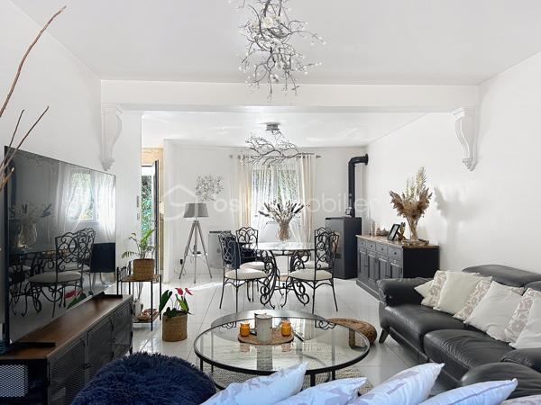 Nichée au fond d’une impasse, dans un environnement particulièrement calme et préservé, cette agréable maison familiale d’environ 112 m² habitables vous séduira par sa luminosité, ses beaux volumes et son grand terrain entièrement clos, sans vis-à-vis.

Le rez-de-chaussée offre un vaste séjour lumineux de plus de 30 m², idéal pour recevoir famille et amis, ainsi qu’une cuisine indépendante, aménagée et équipée. Vous y trouverez également une chambre, une salle de bains et des toilettes séparées, permettant une véritable vie de plain-pied.

À l’étage, l’espace nuit se compose de trois chambres supplémentaires et d’un bureau. Celui-ci pourrait facilement accueillir une seconde salle de bains avec toilettes, toutes les canalisations nécessaires étant déjà présentes.

La maison bénéficie d’un excellent diagnostic de performance énergétique ainsi que d’un poêle à granulés apportant chaleur et confort supplémentaires.

À l’extérieur, une grande allée sécurisée par un portail permet de stationner facilement jusqu’à six véhicules, un véritable atout pour une famille ou pour recevoir des invités. Le vaste jardin clos et à l’abri des regards offre un agréable espace de détente pour profiter pleinement des beaux jours.

Une maison familiale chaleureuse et très agréable à vivre, réunissant espace, tranquillité et proximité des commerces, des écoles et des gares.

Un cadre de vie privilégié, au calme absolu, à découvrir sans tarder !

.