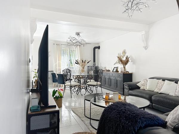 Nichée au fond d’une impasse, dans un environnement particulièrement calme et préservé, cette agréable maison familiale d’environ 112 m² habitables vous séduira par sa luminosité, ses beaux volumes et son grand terrain entièrement clos, sans vis-à-vis.

Le rez-de-chaussée offre un vaste séjour lumineux de plus de 30 m², idéal pour recevoir famille et amis, ainsi qu’une cuisine indépendante, aménagée et équipée. Vous y trouverez également une chambre, une salle de bains et des toilettes séparées, permettant une véritable vie de plain-pied.

À l’étage, l’espace nuit se compose de trois chambres supplémentaires et d’un bureau. Celui-ci pourrait facilement accueillir une seconde salle de bains avec toilettes, toutes les canalisations nécessaires étant déjà présentes.

La maison bénéficie d’un excellent diagnostic de performance énergétique ainsi que d’un poêle à granulés apportant chaleur et confort supplémentaires.

À l’extérieur, une grande allée sécurisée par un portail permet de stationner facilement jusqu’à six véhicules, un véritable atout pour une famille ou pour recevoir des invités. Le vaste jardin clos et à l’abri des regards offre un agréable espace de détente pour profiter pleinement des beaux jours.

Une maison familiale chaleureuse et très agréable à vivre, réunissant espace, tranquillité et proximité des commerces, des écoles et des gares.

Un cadre de vie privilégié, au calme absolu, à découvrir sans tarder !

.