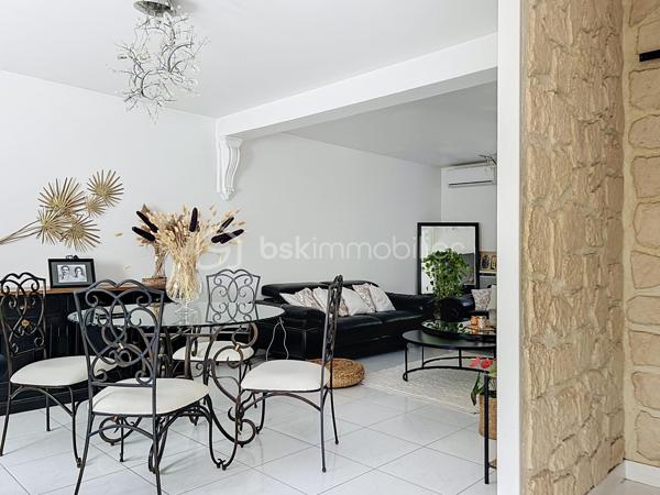 Nichée au fond d’une impasse, dans un environnement particulièrement calme et préservé, cette agréable maison familiale d’environ 112 m² habitables vous séduira par sa luminosité, ses beaux volumes et son grand terrain entièrement clos, sans vis-à-vis.

Le rez-de-chaussée offre un vaste séjour lumineux de plus de 30 m², idéal pour recevoir famille et amis, ainsi qu’une cuisine indépendante, aménagée et équipée. Vous y trouverez également une chambre, une salle de bains et des toilettes séparées, permettant une véritable vie de plain-pied.

À l’étage, l’espace nuit se compose de trois chambres supplémentaires et d’un bureau. Celui-ci pourrait facilement accueillir une seconde salle de bains avec toilettes, toutes les canalisations nécessaires étant déjà présentes.

La maison bénéficie d’un excellent diagnostic de performance énergétique ainsi que d’un poêle à granulés apportant chaleur et confort supplémentaires.

À l’extérieur, une grande allée sécurisée par un portail permet de stationner facilement jusqu’à six véhicules, un véritable atout pour une famille ou pour recevoir des invités. Le vaste jardin clos et à l’abri des regards offre un agréable espace de détente pour profiter pleinement des beaux jours.

Une maison familiale chaleureuse et très agréable à vivre, réunissant espace, tranquillité et proximité des commerces, des écoles et des gares.

Un cadre de vie privilégié, au calme absolu, à découvrir sans tarder !

.
