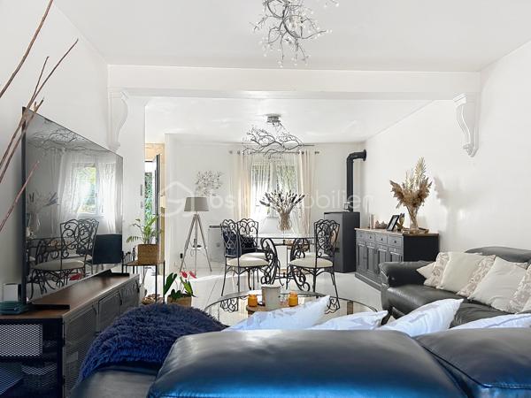 Nichée au fond d’une impasse, dans un environnement particulièrement calme et préservé, cette agréable maison familiale d’environ 112 m² habitables vous séduira par sa luminosité, ses beaux volumes et son grand terrain entièrement clos, sans vis-à-vis.

Le rez-de-chaussée offre un vaste séjour lumineux de plus de 30 m², idéal pour recevoir famille et amis, ainsi qu’une cuisine indépendante, aménagée et équipée. Vous y trouverez également une chambre, une salle de bains et des toilettes séparées, permettant une véritable vie de plain-pied.

À l’étage, l’espace nuit se compose de trois chambres supplémentaires et d’un bureau. Celui-ci pourrait facilement accueillir une seconde salle de bains avec toilettes, toutes les canalisations nécessaires étant déjà présentes.

La maison bénéficie d’un excellent diagnostic de performance énergétique ainsi que d’un poêle à granulés apportant chaleur et confort supplémentaires.

À l’extérieur, une grande allée sécurisée par un portail permet de stationner facilement jusqu’à six véhicules, un véritable atout pour une famille ou pour recevoir des invités. Le vaste jardin clos et à l’abri des regards offre un agréable espace de détente pour profiter pleinement des beaux jours.

Une maison familiale chaleureuse et très agréable à vivre, réunissant espace, tranquillité et proximité des commerces, des écoles et des gares.

Un cadre de vie privilégié, au calme absolu, à découvrir sans tarder !

.