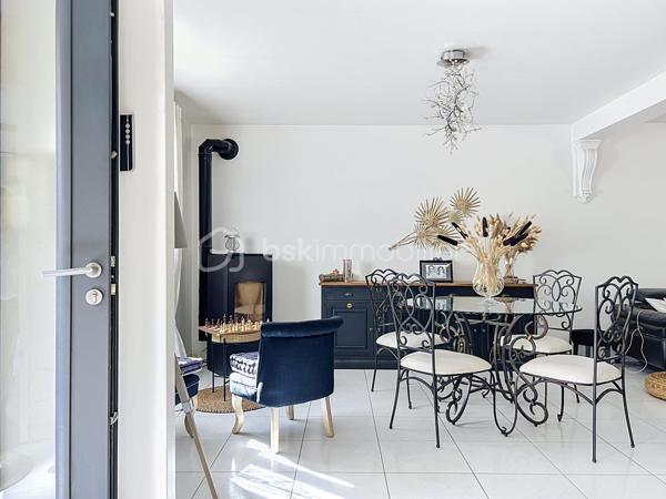 Nichée au fond d’une impasse, dans un environnement particulièrement calme et préservé, cette agréable maison familiale d’environ 112 m² habitables vous séduira par sa luminosité, ses beaux volumes et son grand terrain entièrement clos, sans vis-à-vis.

Le rez-de-chaussée offre un vaste séjour lumineux de plus de 30 m², idéal pour recevoir famille et amis, ainsi qu’une cuisine indépendante, aménagée et équipée. Vous y trouverez également une chambre, une salle de bains et des toilettes séparées, permettant une véritable vie de plain-pied.

À l’étage, l’espace nuit se compose de trois chambres supplémentaires et d’un bureau. Celui-ci pourrait facilement accueillir une seconde salle de bains avec toilettes, toutes les canalisations nécessaires étant déjà présentes.

La maison bénéficie d’un excellent diagnostic de performance énergétique ainsi que d’un poêle à granulés apportant chaleur et confort supplémentaires.

À l’extérieur, une grande allée sécurisée par un portail permet de stationner facilement jusqu’à six véhicules, un véritable atout pour une famille ou pour recevoir des invités. Le vaste jardin clos et à l’abri des regards offre un agréable espace de détente pour profiter pleinement des beaux jours.

Une maison familiale chaleureuse et très agréable à vivre, réunissant espace, tranquillité et proximité des commerces, des écoles et des gares.

Un cadre de vie privilégié, au calme absolu, à découvrir sans tarder !

.