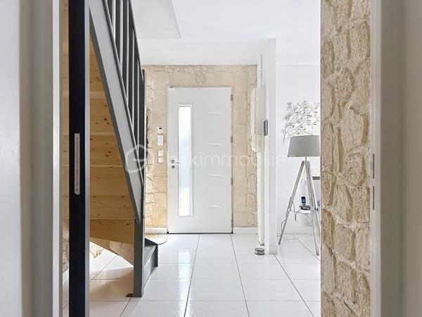Nichée au fond d’une impasse, dans un environnement particulièrement calme et préservé, cette agréable maison familiale d’environ 112 m² habitables vous séduira par sa luminosité, ses beaux volumes et son grand terrain entièrement clos, sans vis-à-vis.

Le rez-de-chaussée offre un vaste séjour lumineux de plus de 30 m², idéal pour recevoir famille et amis, ainsi qu’une cuisine indépendante, aménagée et équipée. Vous y trouverez également une chambre, une salle de bains et des toilettes séparées, permettant une véritable vie de plain-pied.

À l’étage, l’espace nuit se compose de trois chambres supplémentaires et d’un bureau. Celui-ci pourrait facilement accueillir une seconde salle de bains avec toilettes, toutes les canalisations nécessaires étant déjà présentes.

La maison bénéficie d’un excellent diagnostic de performance énergétique ainsi que d’un poêle à granulés apportant chaleur et confort supplémentaires.

À l’extérieur, une grande allée sécurisée par un portail permet de stationner facilement jusqu’à six véhicules, un véritable atout pour une famille ou pour recevoir des invités. Le vaste jardin clos et à l’abri des regards offre un agréable espace de détente pour profiter pleinement des beaux jours.

Une maison familiale chaleureuse et très agréable à vivre, réunissant espace, tranquillité et proximité des commerces, des écoles et des gares.

Un cadre de vie privilégié, au calme absolu, à découvrir sans tarder !

.