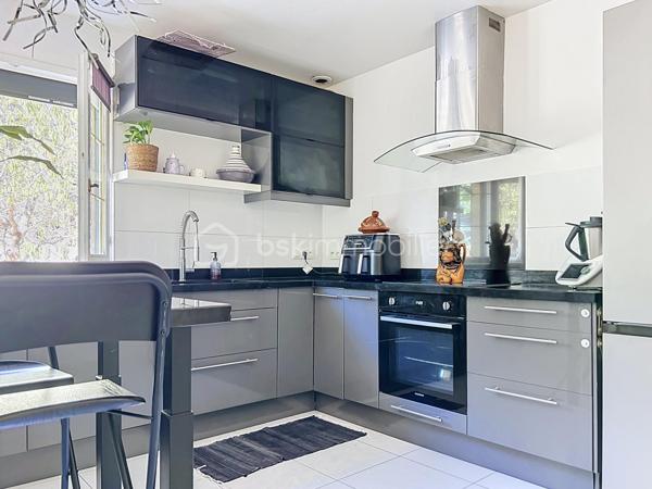 Nichée au fond d’une impasse, dans un environnement particulièrement calme et préservé, cette agréable maison familiale d’environ 112 m² habitables vous séduira par sa luminosité, ses beaux volumes et son grand terrain entièrement clos, sans vis-à-vis.

Le rez-de-chaussée offre un vaste séjour lumineux de plus de 30 m², idéal pour recevoir famille et amis, ainsi qu’une cuisine indépendante, aménagée et équipée. Vous y trouverez également une chambre, une salle de bains et des toilettes séparées, permettant une véritable vie de plain-pied.

À l’étage, l’espace nuit se compose de trois chambres supplémentaires et d’un bureau. Celui-ci pourrait facilement accueillir une seconde salle de bains avec toilettes, toutes les canalisations nécessaires étant déjà présentes.

La maison bénéficie d’un excellent diagnostic de performance énergétique ainsi que d’un poêle à granulés apportant chaleur et confort supplémentaires.

À l’extérieur, une grande allée sécurisée par un portail permet de stationner facilement jusqu’à six véhicules, un véritable atout pour une famille ou pour recevoir des invités. Le vaste jardin clos et à l’abri des regards offre un agréable espace de détente pour profiter pleinement des beaux jours.

Une maison familiale chaleureuse et très agréable à vivre, réunissant espace, tranquillité et proximité des commerces, des écoles et des gares.

Un cadre de vie privilégié, au calme absolu, à découvrir sans tarder !

.
