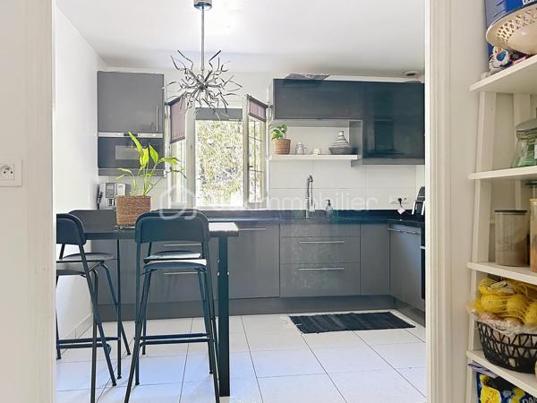 Nichée au fond d’une impasse, dans un environnement particulièrement calme et préservé, cette agréable maison familiale d’environ 112 m² habitables vous séduira par sa luminosité, ses beaux volumes et son grand terrain entièrement clos, sans vis-à-vis.

Le rez-de-chaussée offre un vaste séjour lumineux de plus de 30 m², idéal pour recevoir famille et amis, ainsi qu’une cuisine indépendante, aménagée et équipée. Vous y trouverez également une chambre, une salle de bains et des toilettes séparées, permettant une véritable vie de plain-pied.

À l’étage, l’espace nuit se compose de trois chambres supplémentaires et d’un bureau. Celui-ci pourrait facilement accueillir une seconde salle de bains avec toilettes, toutes les canalisations nécessaires étant déjà présentes.

La maison bénéficie d’un excellent diagnostic de performance énergétique ainsi que d’un poêle à granulés apportant chaleur et confort supplémentaires.

À l’extérieur, une grande allée sécurisée par un portail permet de stationner facilement jusqu’à six véhicules, un véritable atout pour une famille ou pour recevoir des invités. Le vaste jardin clos et à l’abri des regards offre un agréable espace de détente pour profiter pleinement des beaux jours.

Une maison familiale chaleureuse et très agréable à vivre, réunissant espace, tranquillité et proximité des commerces, des écoles et des gares.

Un cadre de vie privilégié, au calme absolu, à découvrir sans tarder !

.