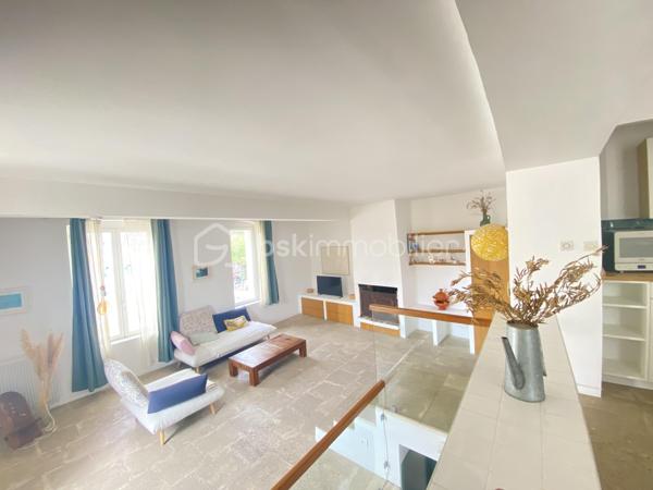 Au cœur du quartier historique du Panier, découvrez ce superbe duplex de plus de 90 m², offrant un cadre de vie rare et privilégié au cœur de Marseille.

L’appartement séduit par ses beaux volumes et son atmosphère chaleureuse. Il dispose d’une grande pièce de vie, d’une belle cuisine, de deux chambres, ainsi que d’une salle de bain et d’une salle d’eau.
Un véritable atout vient compléter ce bien: un studio indépendant offrant une réelle flexibilité d'utilisation et permettant de bénéficier d'un revenu locatif complémentaire.

Mais le véritable coup de cœur se trouve au-dessus de l’immeuble : une magnifique terrasse privative offrant une vue mer exceptionnelle. Un espace privilégié pour profiter de la lumière marseillaise, recevoir et admirer les couchers de soleil sur la Méditerranée.

UNE ADRESSE RARE À MARSEILLE
Vivre dans le Panier, c’est choisir un quartier emblématique, chargé d’histoire et d’authenticité, avec ses ruelles pittoresques, ses façades colorées et son atmosphère unique.

Un duplex de caractère, une terrasse exceptionnelle et une vue mer magnifique : une adresse rare pour les amoureux de Marseille et de l’art de vivre méditerranéen.