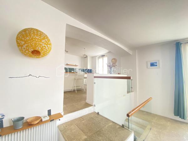 Au cœur du quartier historique du Panier, découvrez ce superbe duplex de plus de 90 m², offrant un cadre de vie rare et privilégié au cœur de Marseille.

L’appartement séduit par ses beaux volumes et son atmosphère chaleureuse. Il dispose d’une grande pièce de vie, d’une belle cuisine, de deux chambres, ainsi que d’une salle de bain et d’une salle d’eau.
Un véritable atout vient compléter ce bien: un studio indépendant offrant une réelle flexibilité d'utilisation et permettant de bénéficier d'un revenu locatif complémentaire.

Mais le véritable coup de cœur se trouve au-dessus de l’immeuble : une magnifique terrasse privative offrant une vue mer exceptionnelle. Un espace privilégié pour profiter de la lumière marseillaise, recevoir et admirer les couchers de soleil sur la Méditerranée.

UNE ADRESSE RARE À MARSEILLE
Vivre dans le Panier, c’est choisir un quartier emblématique, chargé d’histoire et d’authenticité, avec ses ruelles pittoresques, ses façades colorées et son atmosphère unique.

Un duplex de caractère, une terrasse exceptionnelle et une vue mer magnifique : une adresse rare pour les amoureux de Marseille et de l’art de vivre méditerranéen.