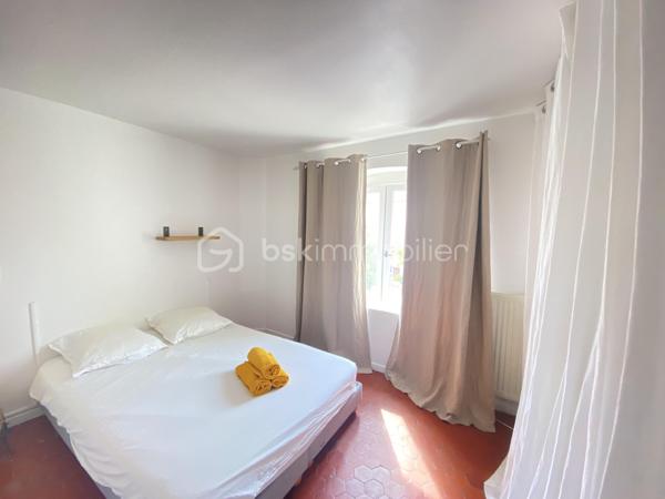 Au cœur du quartier historique du Panier, découvrez ce superbe duplex de plus de 90 m², offrant un cadre de vie rare et privilégié au cœur de Marseille.

L’appartement séduit par ses beaux volumes et son atmosphère chaleureuse. Il dispose d’une grande pièce de vie, d’une belle cuisine, de deux chambres, ainsi que d’une salle de bain et d’une salle d’eau.
Un véritable atout vient compléter ce bien: un studio indépendant offrant une réelle flexibilité d'utilisation et permettant de bénéficier d'un revenu locatif complémentaire.

Mais le véritable coup de cœur se trouve au-dessus de l’immeuble : une magnifique terrasse privative offrant une vue mer exceptionnelle. Un espace privilégié pour profiter de la lumière marseillaise, recevoir et admirer les couchers de soleil sur la Méditerranée.

UNE ADRESSE RARE À MARSEILLE
Vivre dans le Panier, c’est choisir un quartier emblématique, chargé d’histoire et d’authenticité, avec ses ruelles pittoresques, ses façades colorées et son atmosphère unique.

Un duplex de caractère, une terrasse exceptionnelle et une vue mer magnifique : une adresse rare pour les amoureux de Marseille et de l’art de vivre méditerranéen.