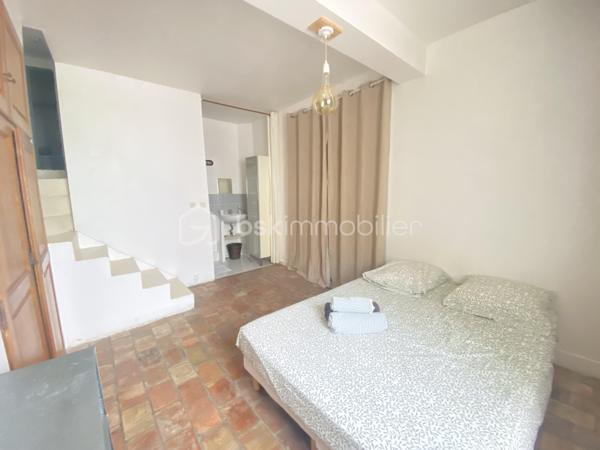 Au cœur du quartier historique du Panier, découvrez ce superbe duplex de plus de 90 m², offrant un cadre de vie rare et privilégié au cœur de Marseille.

L’appartement séduit par ses beaux volumes et son atmosphère chaleureuse. Il dispose d’une grande pièce de vie, d’une belle cuisine, de deux chambres, ainsi que d’une salle de bain et d’une salle d’eau.
Un véritable atout vient compléter ce bien: un studio indépendant offrant une réelle flexibilité d'utilisation et permettant de bénéficier d'un revenu locatif complémentaire.

Mais le véritable coup de cœur se trouve au-dessus de l’immeuble : une magnifique terrasse privative offrant une vue mer exceptionnelle. Un espace privilégié pour profiter de la lumière marseillaise, recevoir et admirer les couchers de soleil sur la Méditerranée.

UNE ADRESSE RARE À MARSEILLE
Vivre dans le Panier, c’est choisir un quartier emblématique, chargé d’histoire et d’authenticité, avec ses ruelles pittoresques, ses façades colorées et son atmosphère unique.

Un duplex de caractère, une terrasse exceptionnelle et une vue mer magnifique : une adresse rare pour les amoureux de Marseille et de l’art de vivre méditerranéen.