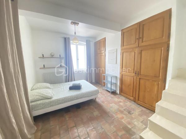 Au cœur du quartier historique du Panier, découvrez ce superbe duplex de plus de 90 m², offrant un cadre de vie rare et privilégié au cœur de Marseille.

L’appartement séduit par ses beaux volumes et son atmosphère chaleureuse. Il dispose d’une grande pièce de vie, d’une belle cuisine, de deux chambres, ainsi que d’une salle de bain et d’une salle d’eau.
Un véritable atout vient compléter ce bien: un studio indépendant offrant une réelle flexibilité d'utilisation et permettant de bénéficier d'un revenu locatif complémentaire.

Mais le véritable coup de cœur se trouve au-dessus de l’immeuble : une magnifique terrasse privative offrant une vue mer exceptionnelle. Un espace privilégié pour profiter de la lumière marseillaise, recevoir et admirer les couchers de soleil sur la Méditerranée.

UNE ADRESSE RARE À MARSEILLE
Vivre dans le Panier, c’est choisir un quartier emblématique, chargé d’histoire et d’authenticité, avec ses ruelles pittoresques, ses façades colorées et son atmosphère unique.

Un duplex de caractère, une terrasse exceptionnelle et une vue mer magnifique : une adresse rare pour les amoureux de Marseille et de l’art de vivre méditerranéen.