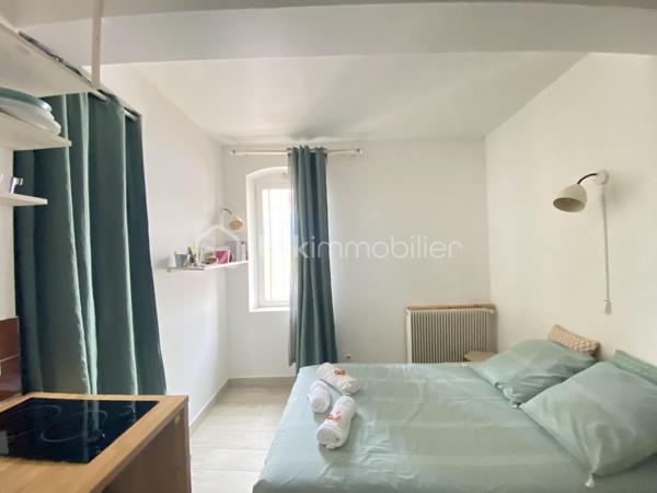 Au cœur du quartier historique du Panier, découvrez ce superbe duplex de plus de 90 m², offrant un cadre de vie rare et privilégié au cœur de Marseille.

L’appartement séduit par ses beaux volumes et son atmosphère chaleureuse. Il dispose d’une grande pièce de vie, d’une belle cuisine, de deux chambres, ainsi que d’une salle de bain et d’une salle d’eau.
Un véritable atout vient compléter ce bien: un studio indépendant offrant une réelle flexibilité d'utilisation et permettant de bénéficier d'un revenu locatif complémentaire.

Mais le véritable coup de cœur se trouve au-dessus de l’immeuble : une magnifique terrasse privative offrant une vue mer exceptionnelle. Un espace privilégié pour profiter de la lumière marseillaise, recevoir et admirer les couchers de soleil sur la Méditerranée.

UNE ADRESSE RARE À MARSEILLE
Vivre dans le Panier, c’est choisir un quartier emblématique, chargé d’histoire et d’authenticité, avec ses ruelles pittoresques, ses façades colorées et son atmosphère unique.

Un duplex de caractère, une terrasse exceptionnelle et une vue mer magnifique : une adresse rare pour les amoureux de Marseille et de l’art de vivre méditerranéen.
