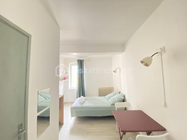 Au cœur du quartier historique du Panier, découvrez ce superbe duplex de plus de 90 m², offrant un cadre de vie rare et privilégié au cœur de Marseille.

L’appartement séduit par ses beaux volumes et son atmosphère chaleureuse. Il dispose d’une grande pièce de vie, d’une belle cuisine, de deux chambres, ainsi que d’une salle de bain et d’une salle d’eau.
Un véritable atout vient compléter ce bien: un studio indépendant offrant une réelle flexibilité d'utilisation et permettant de bénéficier d'un revenu locatif complémentaire.

Mais le véritable coup de cœur se trouve au-dessus de l’immeuble : une magnifique terrasse privative offrant une vue mer exceptionnelle. Un espace privilégié pour profiter de la lumière marseillaise, recevoir et admirer les couchers de soleil sur la Méditerranée.

UNE ADRESSE RARE À MARSEILLE
Vivre dans le Panier, c’est choisir un quartier emblématique, chargé d’histoire et d’authenticité, avec ses ruelles pittoresques, ses façades colorées et son atmosphère unique.

Un duplex de caractère, une terrasse exceptionnelle et une vue mer magnifique : une adresse rare pour les amoureux de Marseille et de l’art de vivre méditerranéen.
