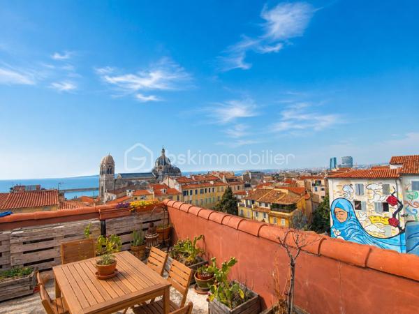 Au cœur du quartier historique du Panier, découvrez ce superbe duplex de plus de 90 m², offrant un cadre de vie rare et privilégié au cœur de Marseille.

L’appartement séduit par ses beaux volumes et son atmosphère chaleureuse. Il dispose d’une grande pièce de vie, d’une belle cuisine, de deux chambres, ainsi que d’une salle de bain et d’une salle d’eau.
Un véritable atout vient compléter ce bien: un studio indépendant offrant une réelle flexibilité d'utilisation et permettant de bénéficier d'un revenu locatif complémentaire.

Mais le véritable coup de cœur se trouve au-dessus de l’immeuble : une magnifique terrasse privative offrant une vue mer exceptionnelle. Un espace privilégié pour profiter de la lumière marseillaise, recevoir et admirer les couchers de soleil sur la Méditerranée.

UNE ADRESSE RARE À MARSEILLE
Vivre dans le Panier, c’est choisir un quartier emblématique, chargé d’histoire et d’authenticité, avec ses ruelles pittoresques, ses façades colorées et son atmosphère unique.

Un duplex de caractère, une terrasse exceptionnelle et une vue mer magnifique : une adresse rare pour les amoureux de Marseille et de l’art de vivre méditerranéen.
